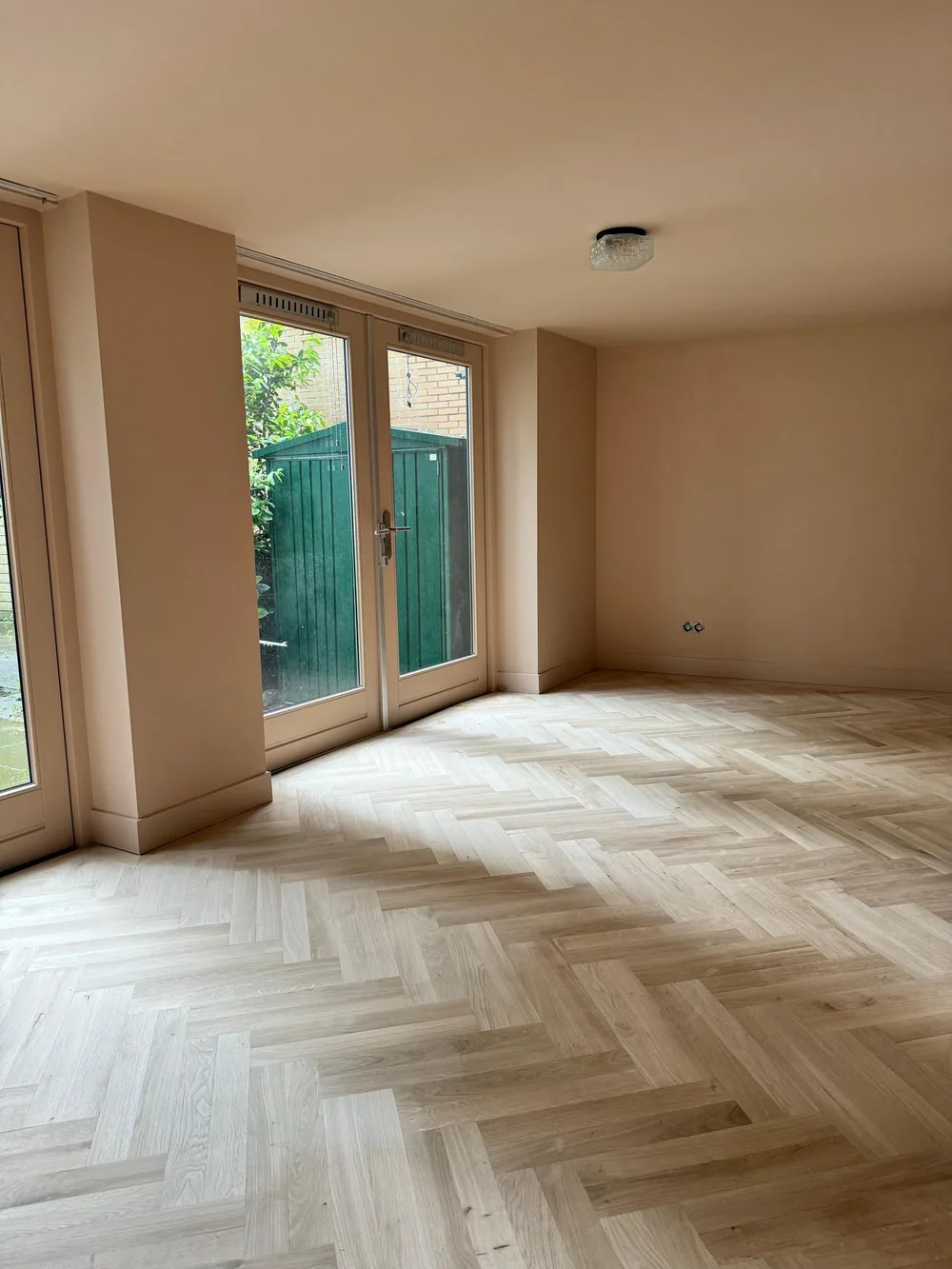 Een door Vloer Schuur Expert gerenoveerde houten vloer, voorbeeld 2