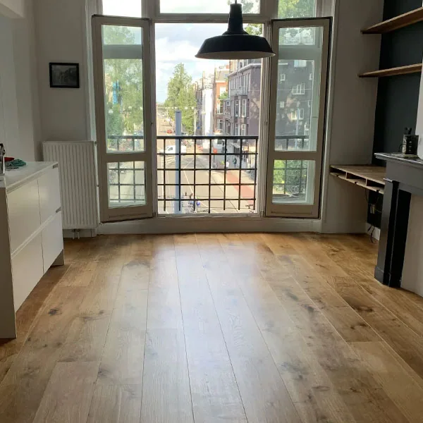 Een door Vloer Schuur Expert gerenoveerde houten vloer, voorbeeld 8